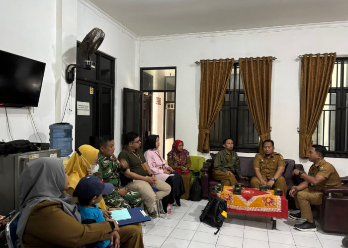 Babinsa dan Bhabinkamtibmas Hadiri Rapat Koordinasi Percepatan Pembangunan Koperasi Merah Putih di Kesenden