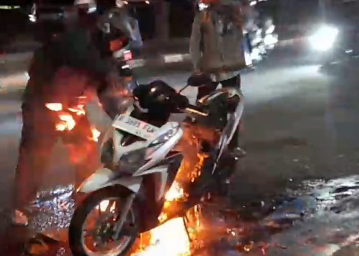 Detik-Detik Motor Pemudik Terbakar Saat Melintasi Cirebon, Satu Keluarga Selamat