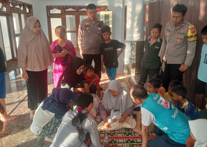 Bayi Laki-Laki Baru Lahir Ditemukan Menangis dalam Kantong Biru di Pos Kamling Cirebon