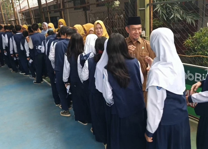 Hari Pertama Sekolah di SMPN 1 Kota Cirebon, Begini Antusiasme Para Siswa