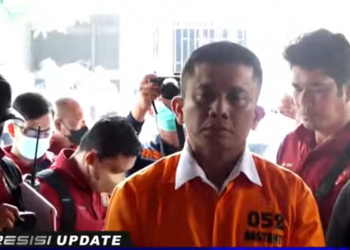 Ferdy Sambo Pakai Baju Oranye Alias Tahanan saat Rekonstruksi, Wajahnya Terlihat Lesu
