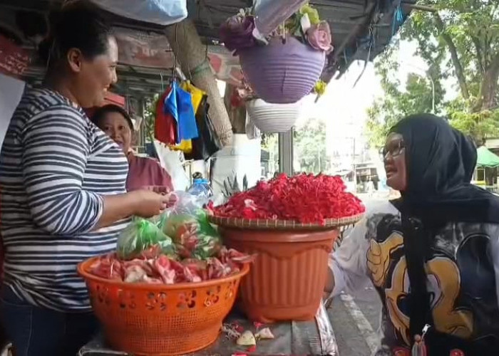 Banjir Peziarah Jelang Puasa, Pedagang Bunga di TPU Jabang Bayi Raup Untung Besar