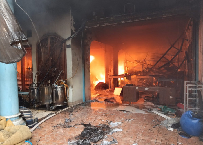 Kebakaran Hebat Melanda Rumah di Sutawinangun Cirebon