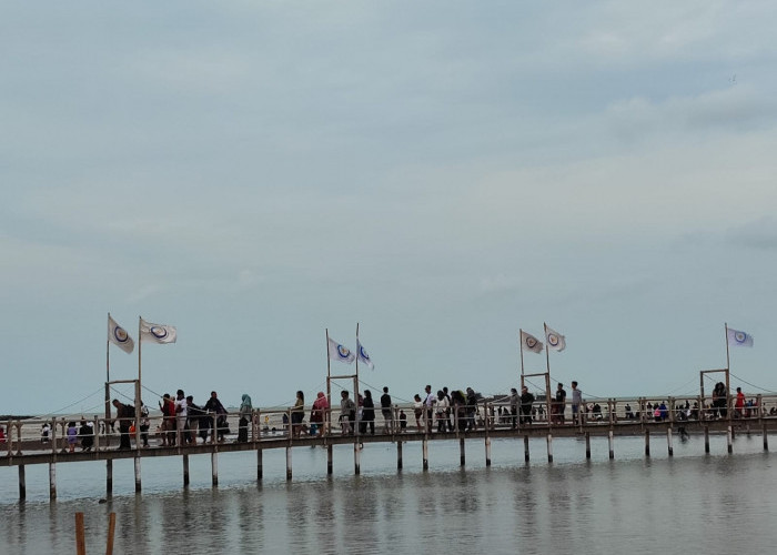 Pengunjung Pantai Kejawanan Membeludak di Libur Tahun Baru, Hari Ini Lebih dari 7 Ribu Orang