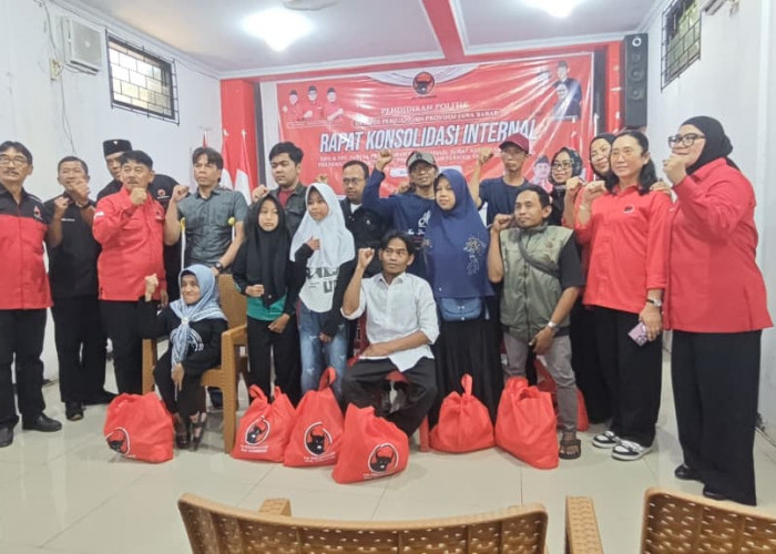 Tak Sekadar Seremoni, PDIP Kabupaten Kuningan Bagikan Sembako dan Rutilahu Saat Penyerahan SK