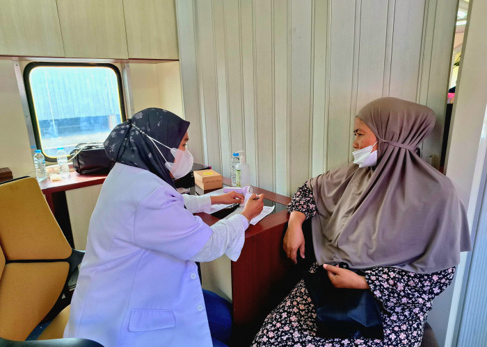 Rail Clinic Beri Layanan Kesehatan dan Pengobatan Gratis di Stasiun Arjawinangun 