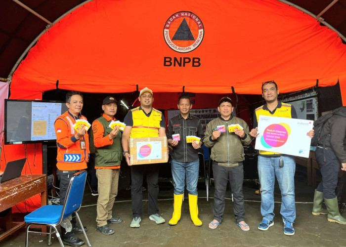 Indosat SIGAP Salurkan Bantuan dan Jaga Jaringan untuk Korban Longsor Bandung Barat