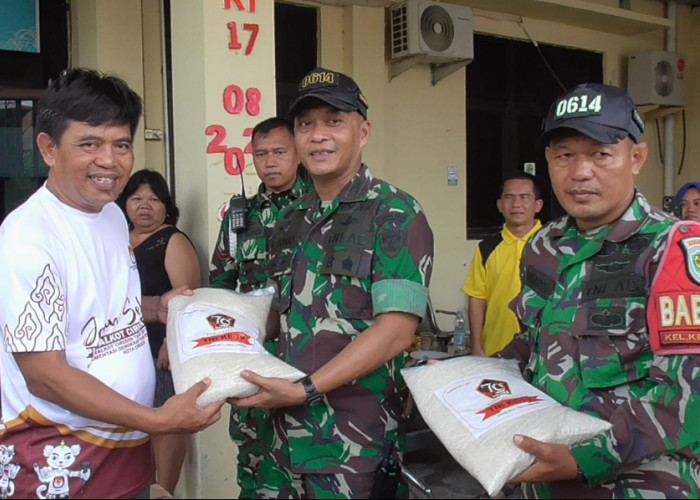 Dandim 0614 Kota Cirebon Bagikan Bansos Kepada Warga Terdampak Banjir 