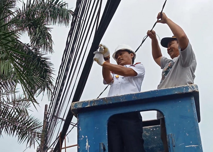 Wali Kota Cirebon Turun Tangan Rapikan Kabel Semrawut, Target 9 Ruas Jalan Bebas Kabel Udara