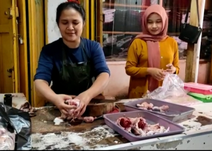 HARGA NAIK, Daging Ayam di Pasar Kepuh Kuningan, Pedagang Ngaku Terpaksa, Omset Sudah Turun Drastis