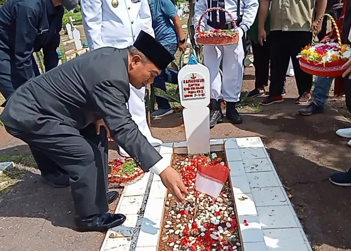 Tabur Bunga di TMP Kesenden, Wali Kota Cirebon: Semangat Rela Berkorban Harus Dicontoh