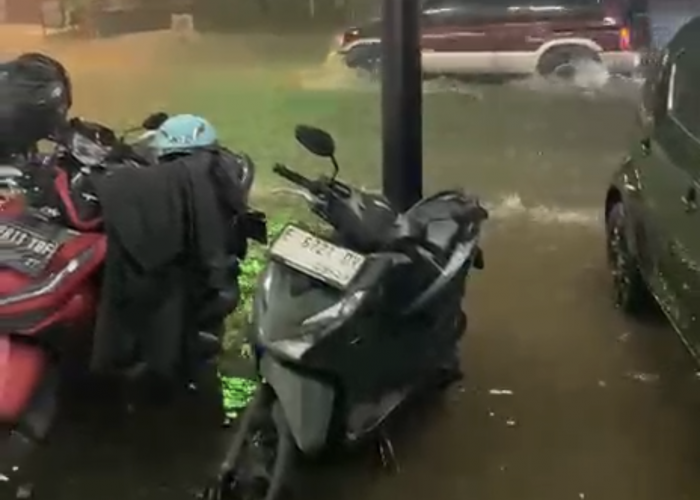 Warga Cirebon Hari Ini Penuh Cobaan, Pagi PDAM Bocor, Sore Jalanan Banjir