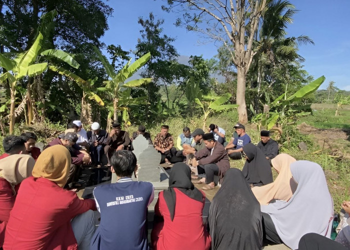 Jaga Budaya dan Tradisi, Mahasiswa KKM UMC Ziarah ke Pendiri Desa Peusing Kuningan
