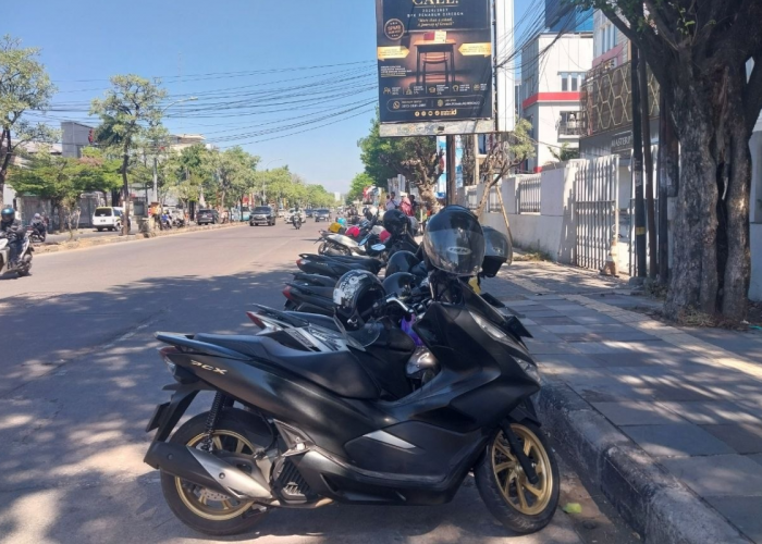 Pemkot Cirebon Gagal Tertibkan Parkir Liar di Depan CSB Mall, Motor Kembali Kuasai Badan Jalan