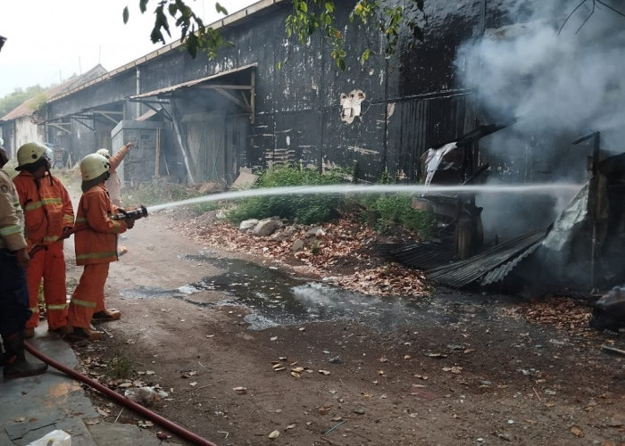 Kebakaran di Kota Cirebon, Bengkel Tambal Ban Hangus Dilalap Api