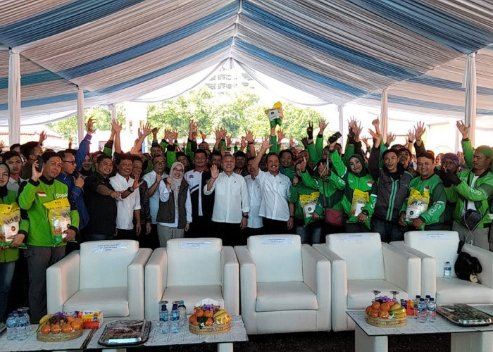 Babinsa Pegambiran Monitoring Kunjungan Kerja Menko Pangan di Gudang Bulog Kota Cirebon