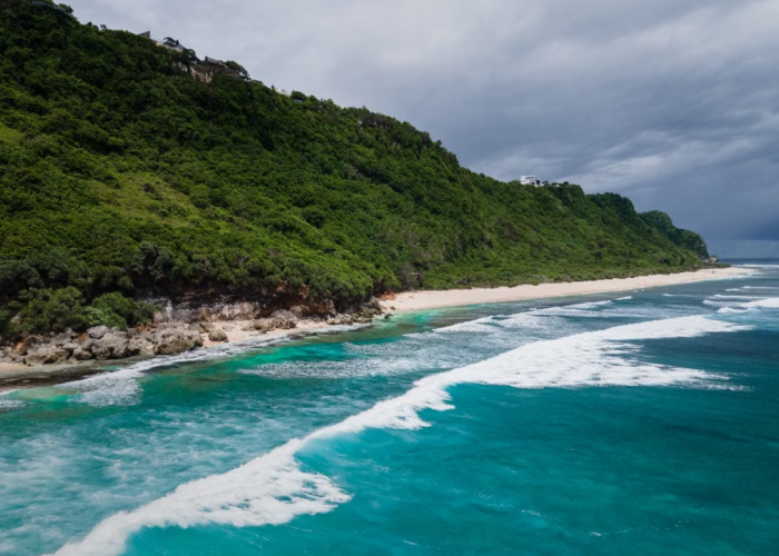 5 Pantai Pasir Putih Populer di Jawa, Lengkap dengan Rute, Harga Tiket, dan Biaya Liburan