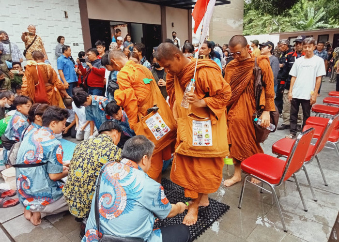 Makna Prosesi Cuci Kaki Para Biksu Thudong di Kota Cirebon
