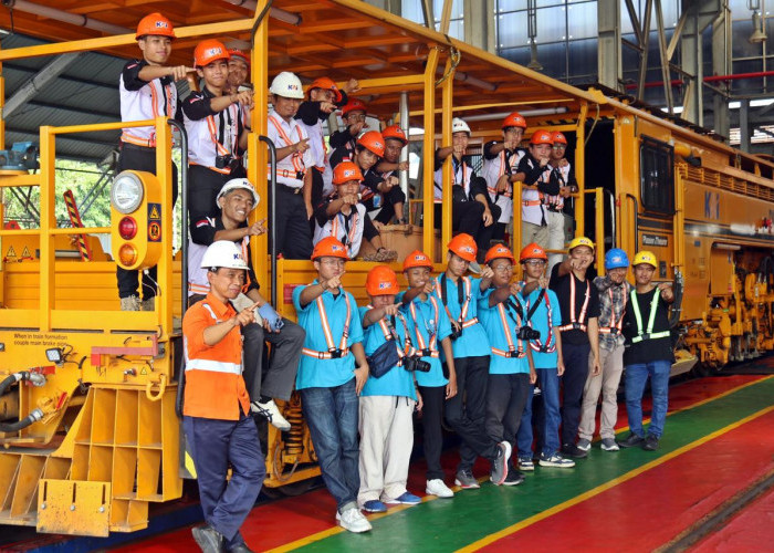 KAI Daop 3 Cirebon Kenalkan Dunia Perkeretaapian Lewat Program Edutrain