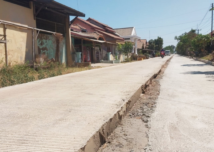 Tak Ada Besi Cor di Sebagian Betonisasi Jalan Pagertoya 