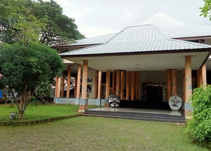 Rusak Berat, Butuh Anggaran Ratusan Juta Untuk Perbaiki Gedung Nyimas Rarasantang Kota Cirebon