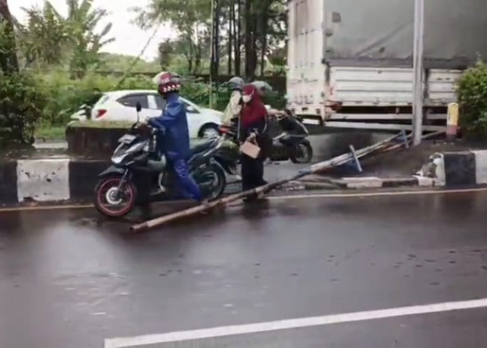 Nekat dan Tidak Sabar! Oknum Pengendara Sepeda Motor Bongkar Bambu Penutup U-Turn