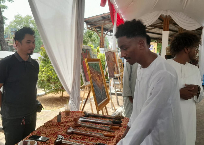 Menjelajah Budaya Cirebon, Mahasiswa Afrika Terpikat Lukisan Kaca hingga Topeng Khas Cirebon
