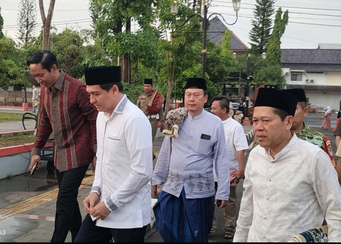Bupati Lucky Hakim Bersama Ribuan Warga Laksanakan Salat Idul Adha Khidmat di Alun-Alun Indramayu
