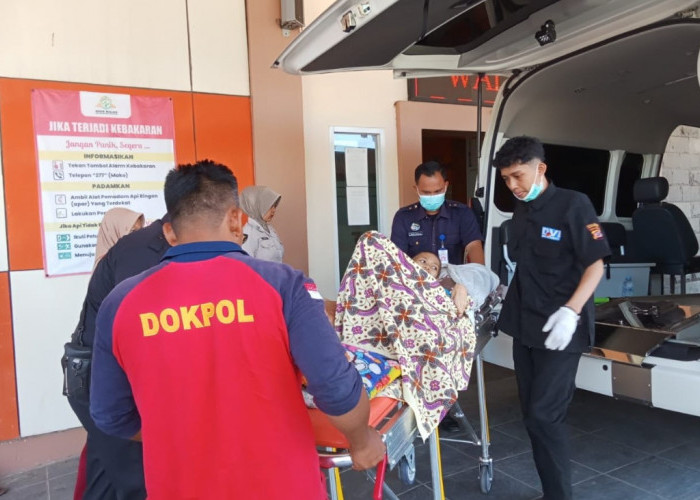 Bantu Warga, Ambulan Dokkes Polresta Cirebon Mengantar Pasien ke RSUD Waled