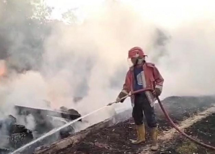 Kebakaran Gudang Kasur di Cirebon, Kerugian Rp2 Miliar