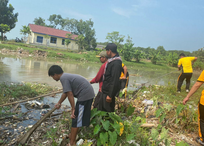 Tindaklanjut Jum'at Curhat, Polisi Bersih-bersih  Sungai  Sigodong di Desa Kedungdalem