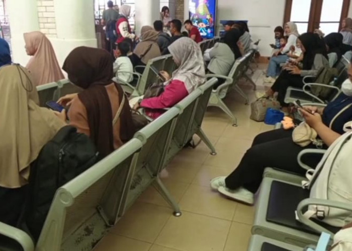 Update Banjir Jalur KA: 28 Kereta Dibatalkan, Penumpang Stasiun Cirebon Membludak