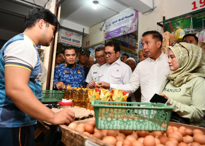 Bey Machmudin Dampingi Mendag Pantau Harga Bahan Pokok Jelang Nataru 