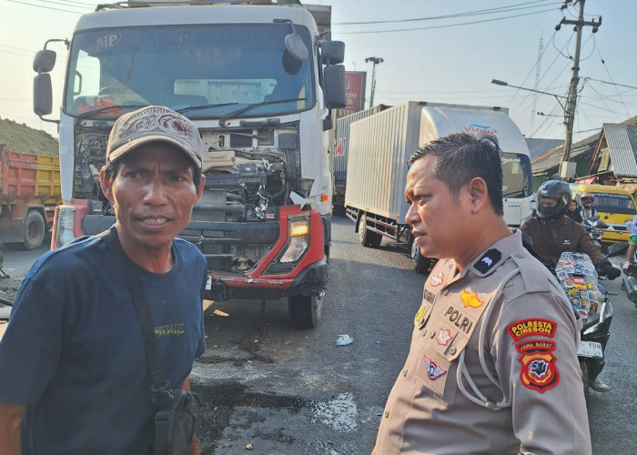 Kecelakaan 1 Motor dan 2 Dump Truck di Arjawinangun Cirebon, Pengendara Luka Berat
