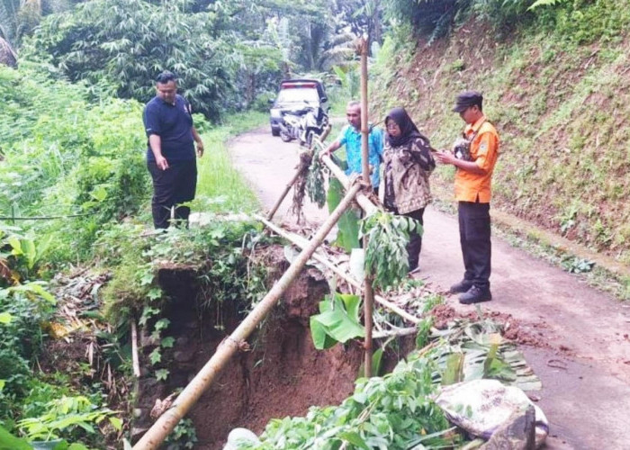 Curah Hujan Tinggi, Rumah Ambruk dan Tanah Longsor Terjadi di Kuningan