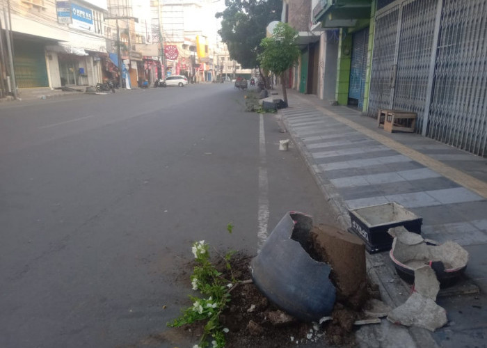 BREAKING NEWS: Perusakan Pot Bunga di Jl Karanggetas Cirebon, Lebih dari 10 Pot Berjatuhan