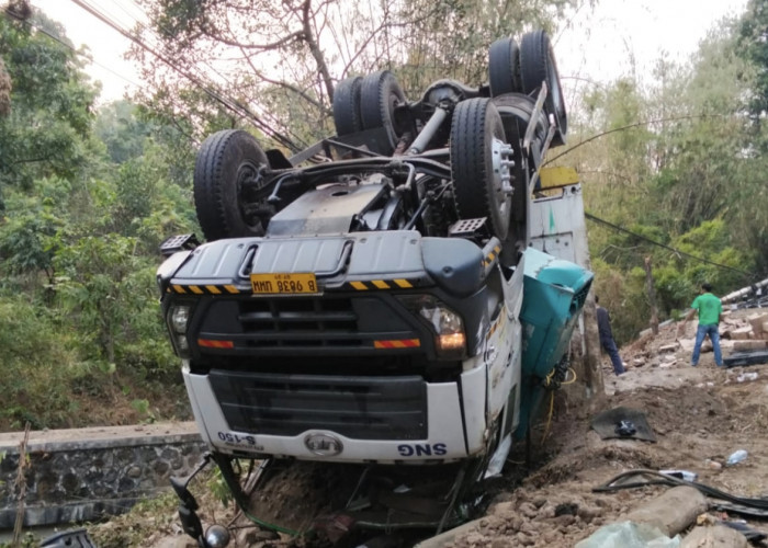 Truk Kontainer Terguling Usai Diduga Rem Blong di Jalur Kuningan-Cirebon, Tiga Orang Luka