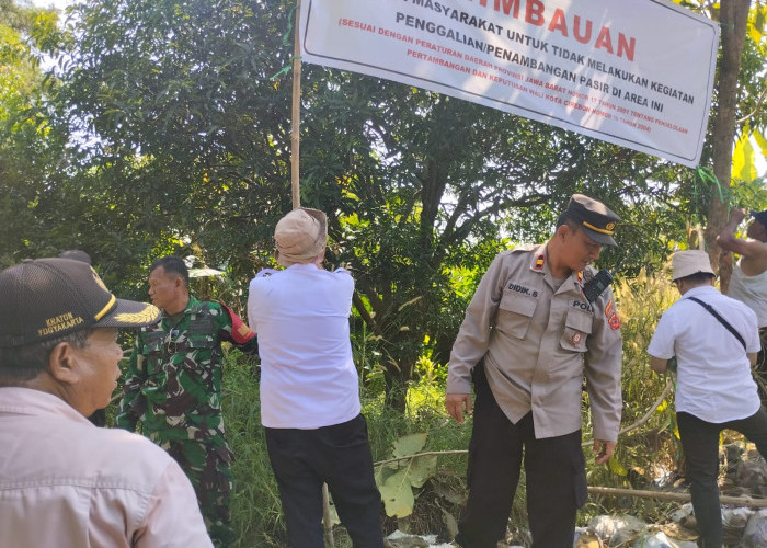  Babinsa Argasunya Dampingi DLH Kota Cirebon Pasang Spanduk Larangan Penambangan Pasir Ilegal