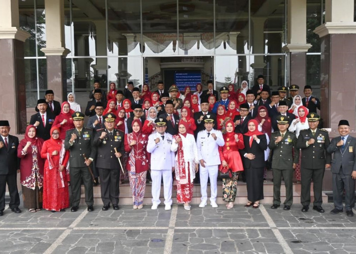 HUT ke-81 RI, Bupati Cirebon Beri Penghargaan PNS Berprestasi dan Satyalancana Karya Satya