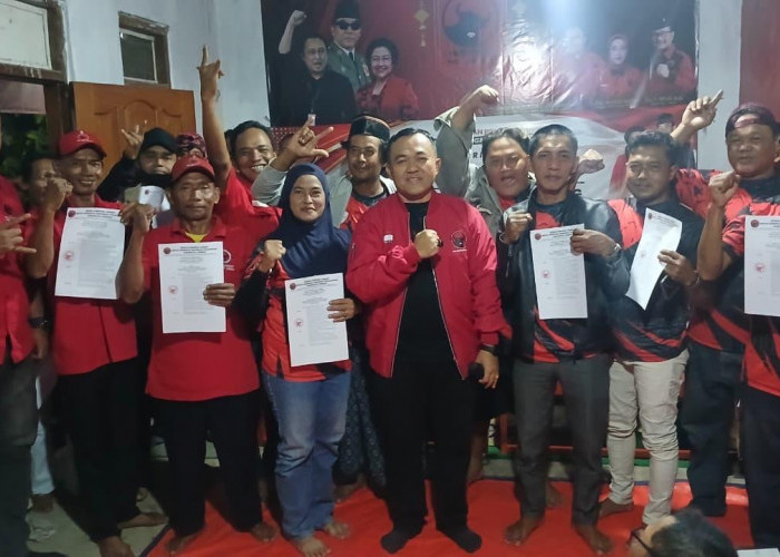 Perkuat Mesin Partai, DPC PDIP Serahkan 5.341 SK Kepengurusan