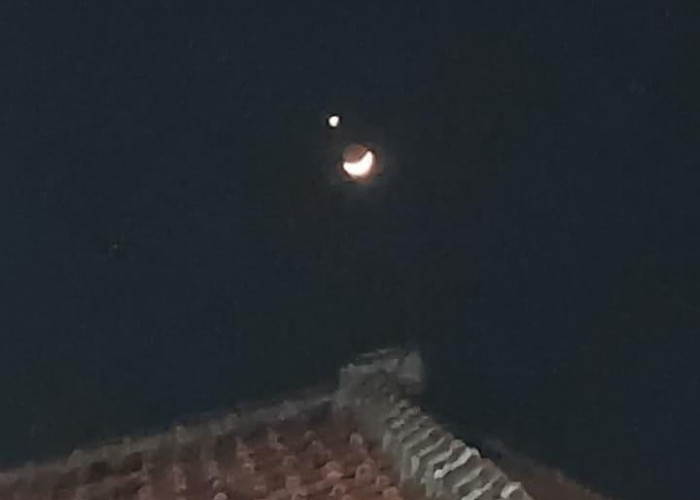 Bulan Sabit Berdampingan dengan Venus Hiasi Langit Cirebon, Ada Fenomena Okultasi