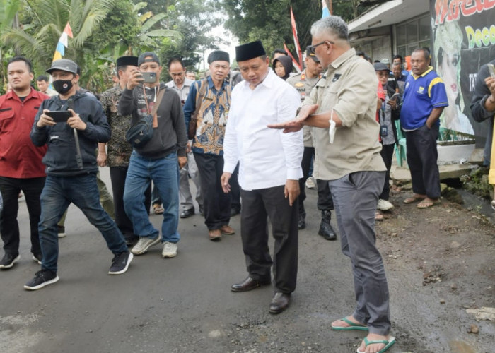 Melihat dari Dekat Pembangunan Daerah, Wagub Uu Tinjau Jalan di Sukabumi