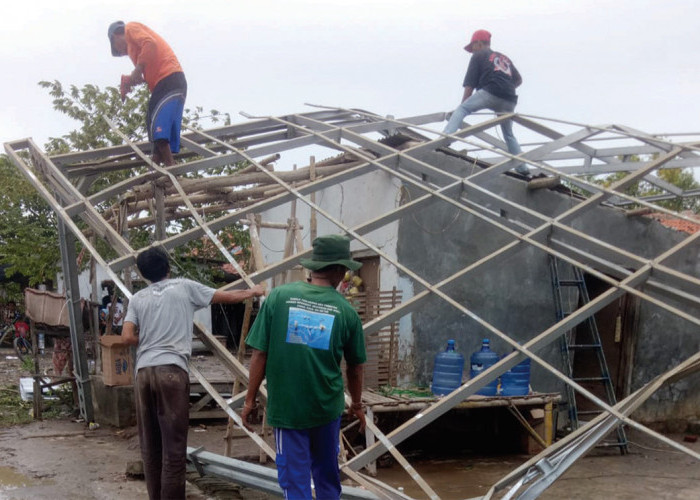 Angin Puting Beliung Terjang Pabean Ilir Indramayu, Puluhan Rumah Rusak