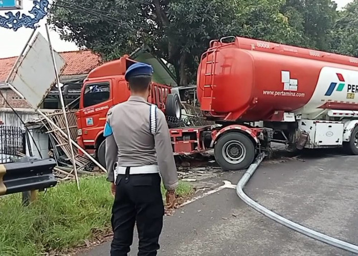 Truk BBM Pertamina Tabrak Warung di Samadikun Cirebon, Sopir Mengaku Selip