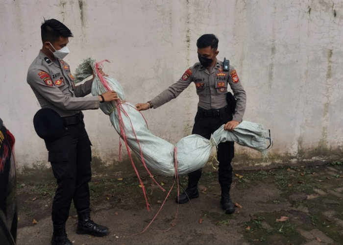 Kocak, Polisi Amankan Pocong yang Meresahkan di Bandung Barat 
