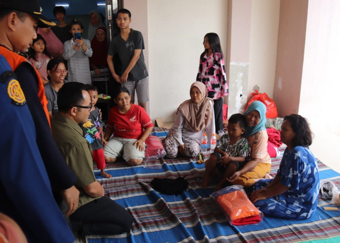 Pj Bupati Beri Bantuan Warga di Tempat Pengungsian dan Tinjau Langsung Lokasi Banjir