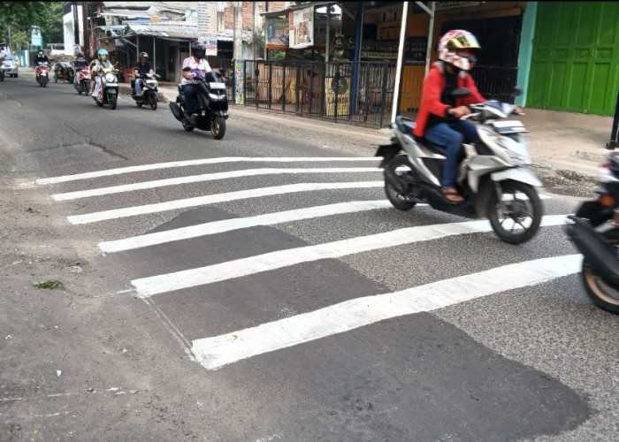 Rawan Kecelakaan, Jalan Perjuangan Kota Cirebon Dipasang Marka Penggaduh