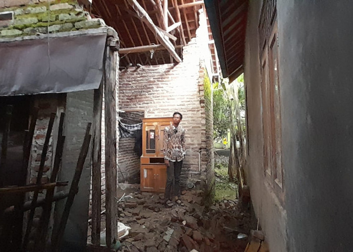 Rumah Warga Desa Luwung Kecamatan Mundu Roboh Diterjang Banjir, Seperti Ini Kondisinya