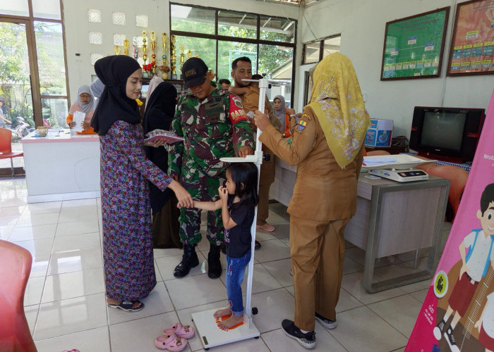 Babinsa Kelurahan Larangan Dampingi Kegiatan Pemeriksaan Kesehatan Balita dan Lansia