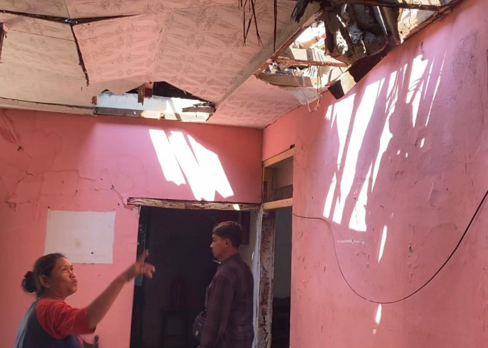 Kisah Pilu Warga Cirebon Bertahan di Teras Rumah Setelah Atap Ambruk Dihantam Hujan Deras